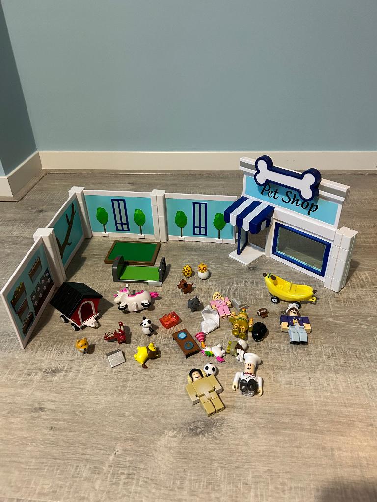 Adopt me set plus extra poppetjes, Ophalen, Zo goed als nieuw