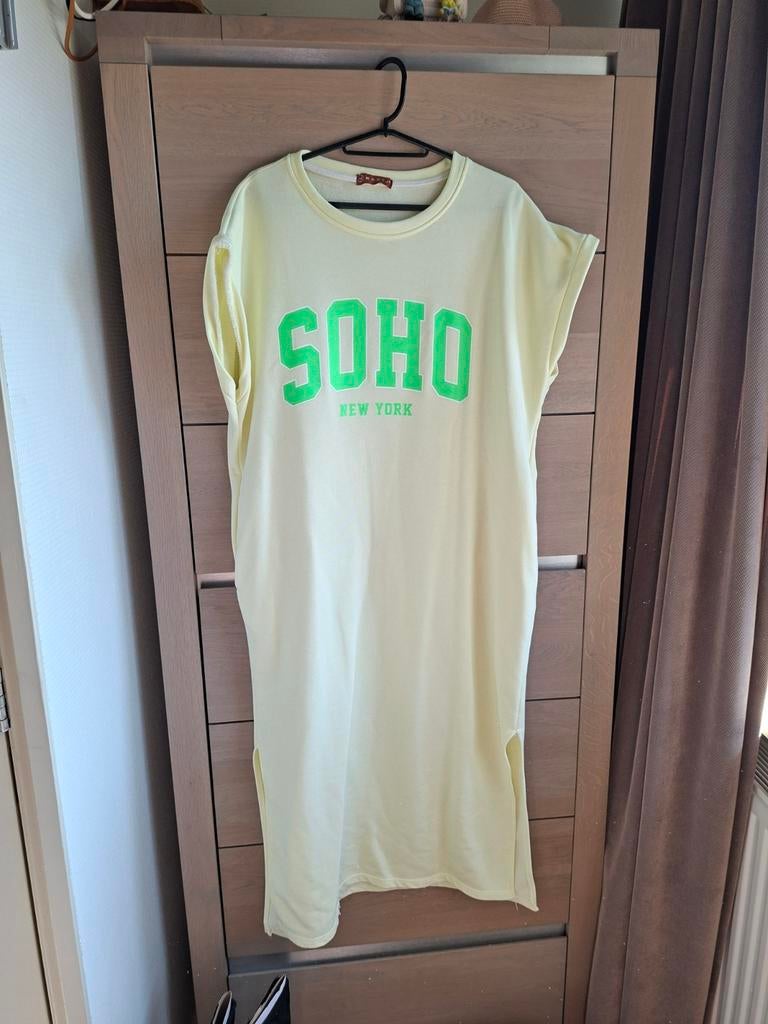 Mooie gele jurk met SOHO New York opdruk, Kleding | Dames, Jurken, Maat 38/40 (M), Geel, Ophalen of Verzenden, Onbekend