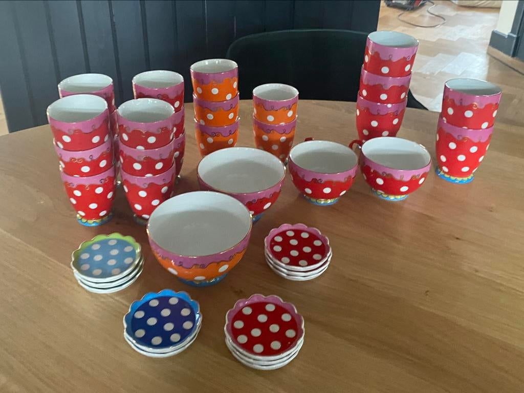 Oilily Servies: Koffie-, Theekopjes en Schaaltjes rood/oranj, Huis en Inrichting, Keuken | Servies, Gebruikt, Keramiek, Ophalen of Verzenden