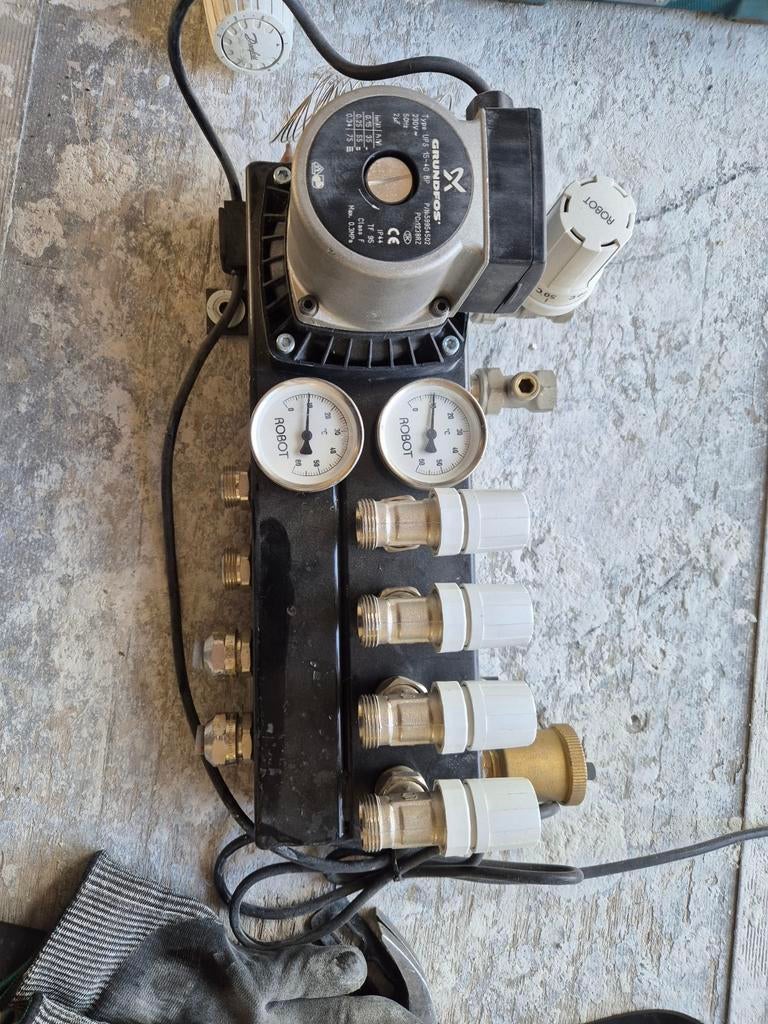 4-groeps vloerverwarmingsverdeler met Grundfos pomp, Gebruikt, Minder dan 30 cm, Overige typen, Minder dan 60 cm