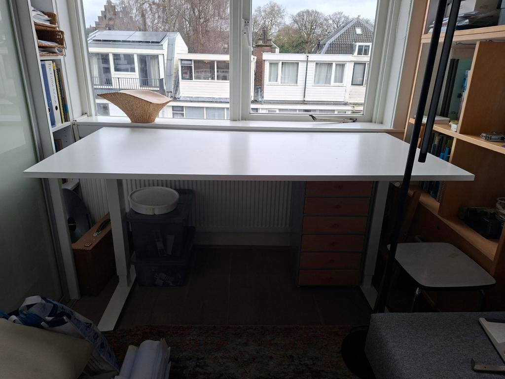 IKEA Zit-sta bureau wit 1.60 x 80 met klein krasje, Zit-sta bureau, Gebruikt, In hoogte verstelbaar, Ophalen of Verzenden