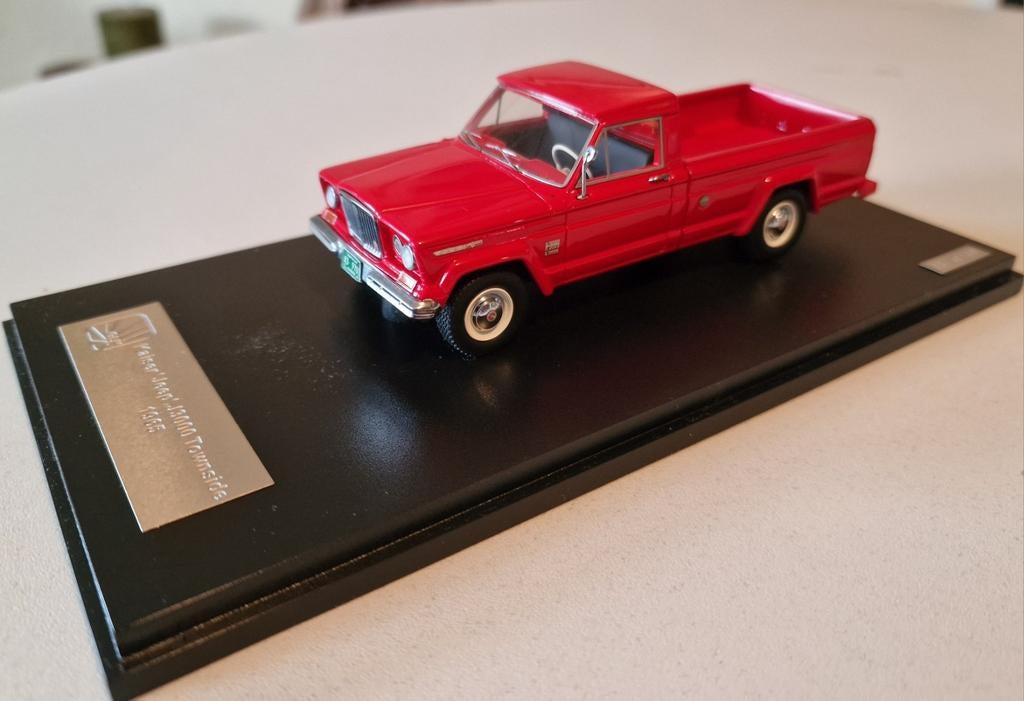 Rode Kaiser Jeep J3000 Townside 1965 - Modelauto, Ophalen of Verzenden, Zo goed als nieuw, Auto, Overige merken