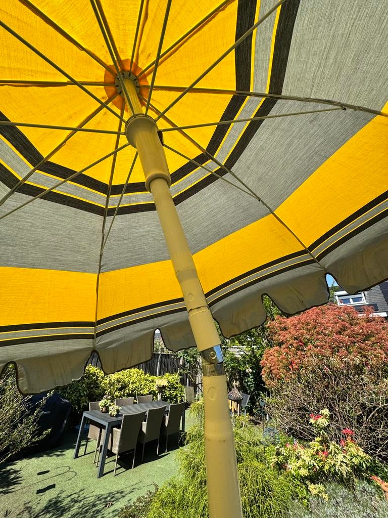 Parasol grijs geel Ø 180 cm knikbaar makkelijk mee te nemen, Ophalen, Gebruikt, Kantelbaar, 1 tot 2 meter