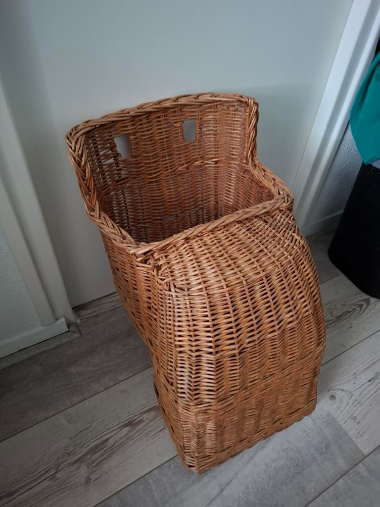 Ouderwets rieten kinderzitje voor fiets, Ophalen