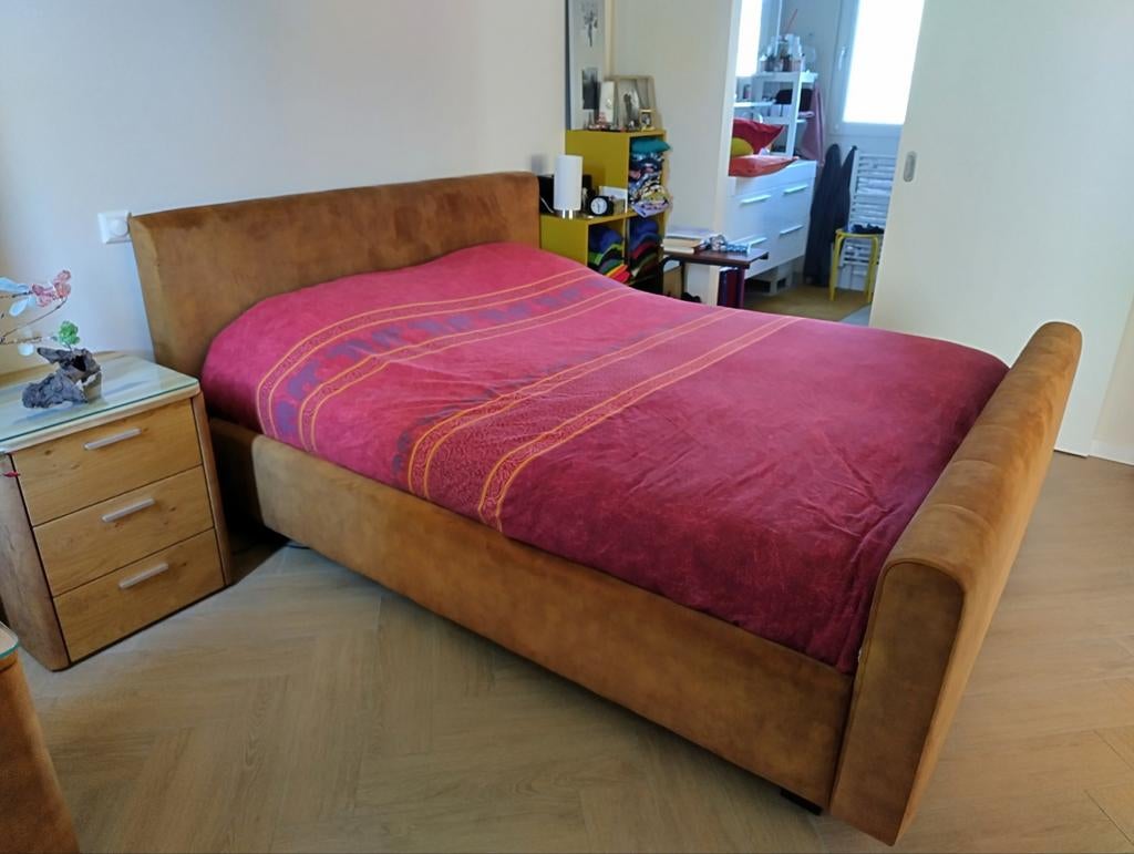 Tweepersoonsbed met verstelbare lattenbodems en nachtkastjes, Ophalen, Tweepersoons, 180 cm, Hout