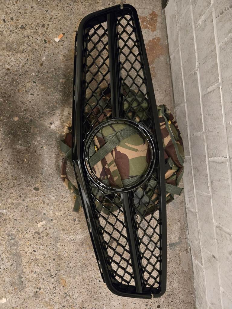 Grill Mercedes c-klasse bouwjaar 2006-2008, Auto-onderdelen, Carrosserie en Plaatwerk, Ophalen of Verzenden, Voor, Bumper