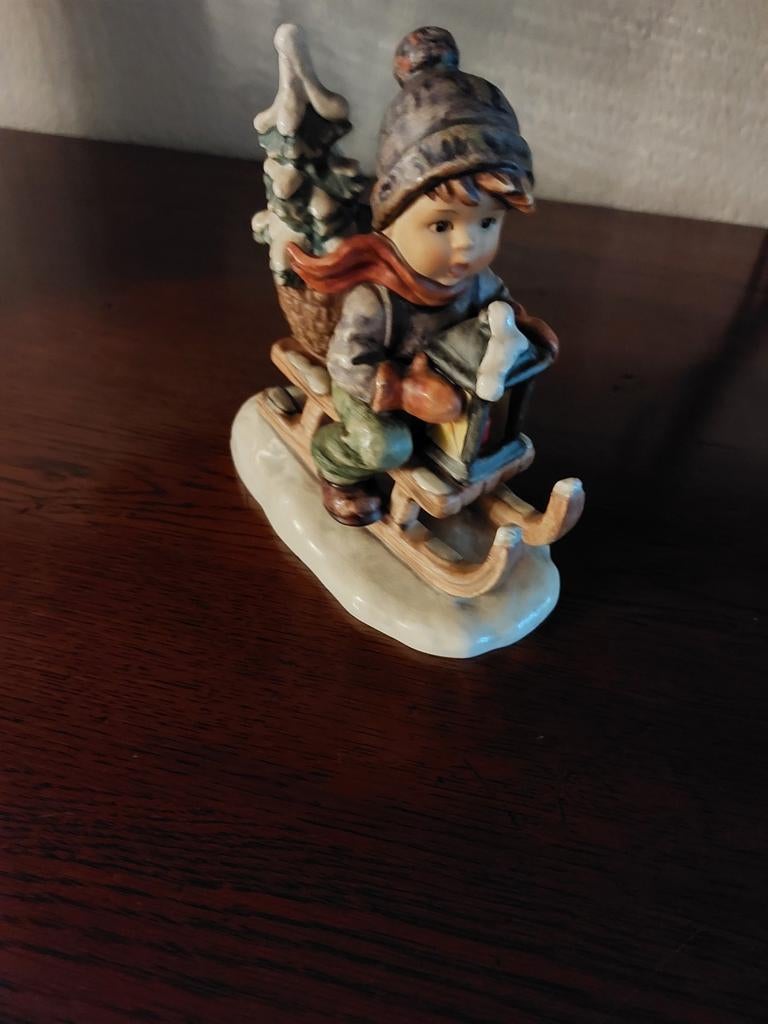Hummel beeldje jongen op slee met kerstboom en lantaarn, Ophalen of Verzenden, Gebruikt, Hummel