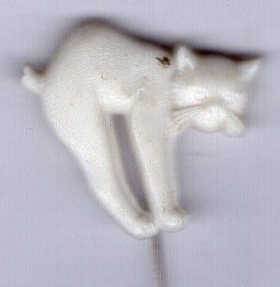 Kat / poes met hoge rug wit plastic speldje ( N_054 ), Verzenden, Zo goed als nieuw, Dier of Natuur, Speldje of Pin