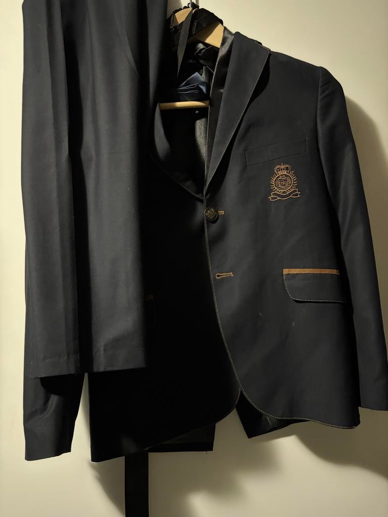 Donkerblauw kinderpak met geborduurd logo, Ophalen of Verzenden, Zo goed als nieuw, Maat 146