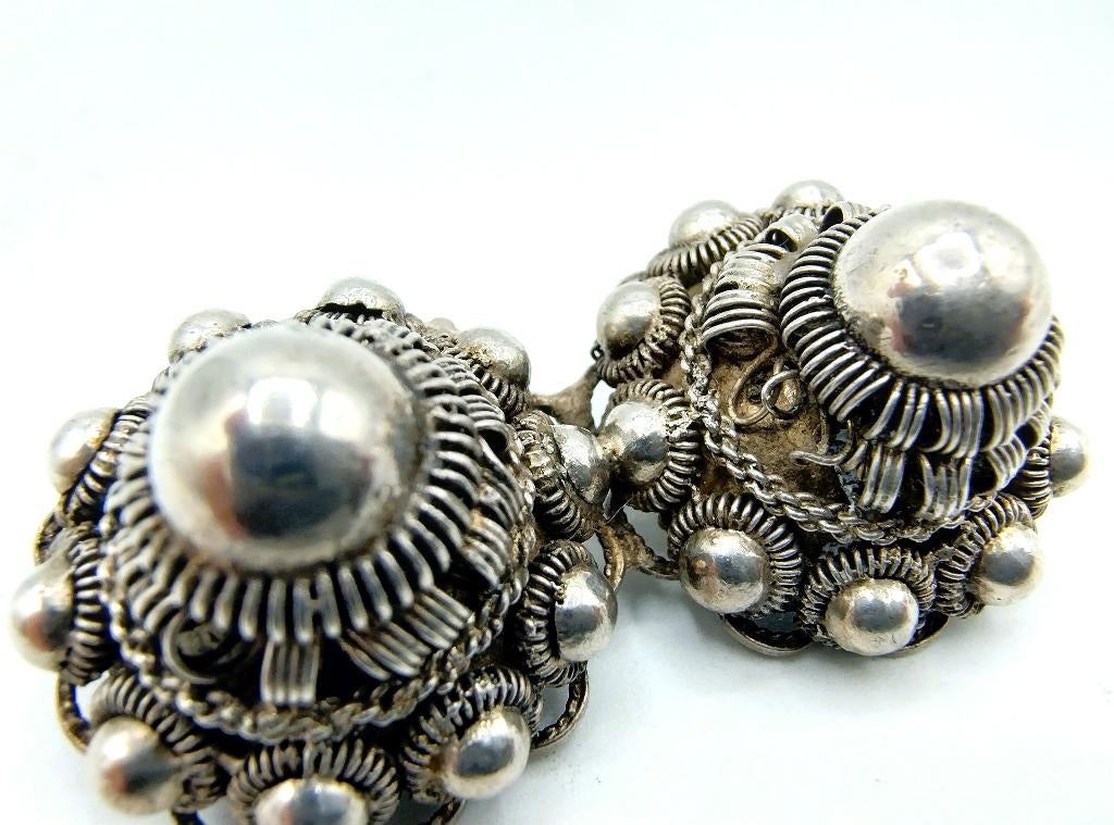 Zilveren broche gemaakt van keelknopen, 19e eeuws