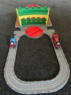 Thomas de trein meeneem remise incl treintjes, Ophalen, Zo goed als nieuw