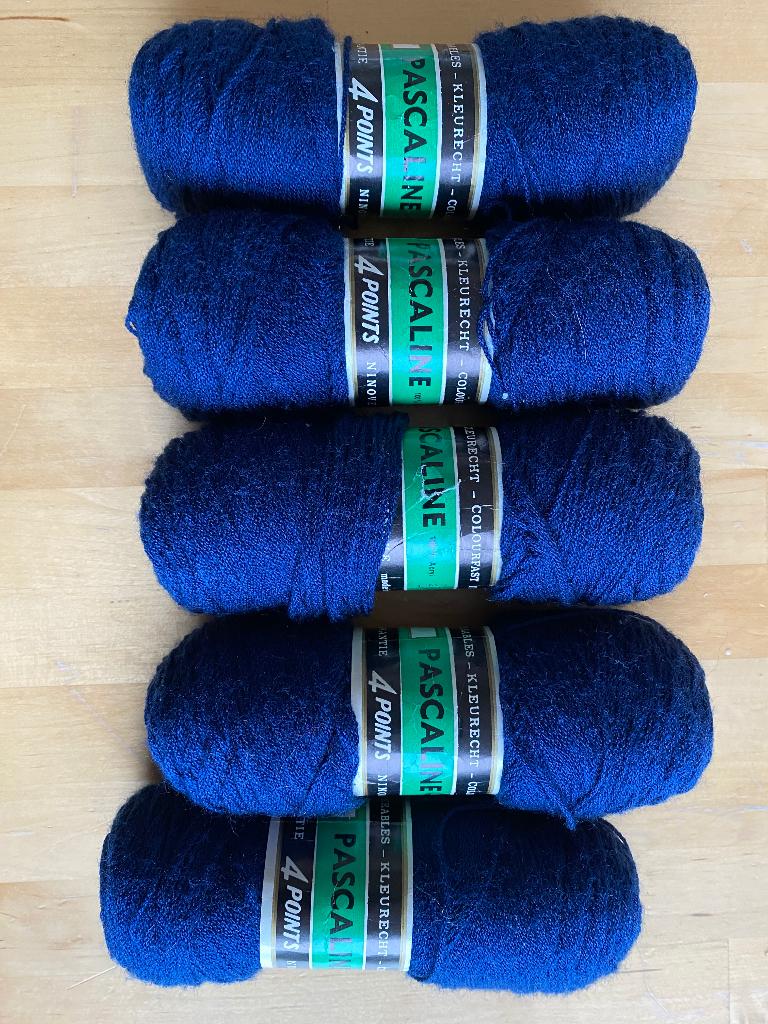 Nieuw 5 bollen donkerblauwe  brei wol Rookvrij huis, Ophalen of Verzenden, Zo goed als nieuw, Breien of Haken, Wol of Garen