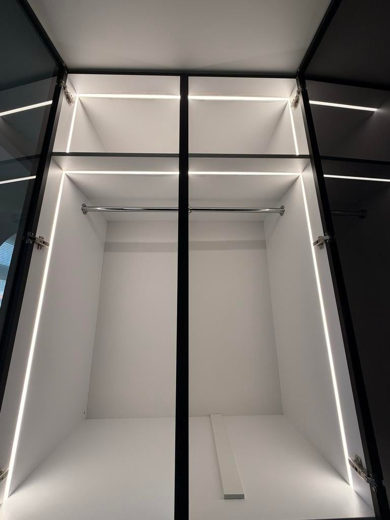 Prachtige, gloednieuwe kledingkast van hoge kwaliteit, Met klep(pen), Nieuw, Ophalen of Verzenden, 200 cm of meer