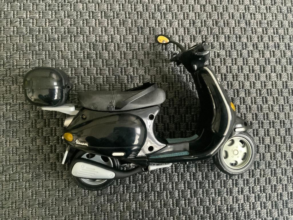 2002 Mattel Barbie My Scene Vespa Scooter ( Madison ), Ophalen of Verzenden, Zo goed als nieuw, Accessoires