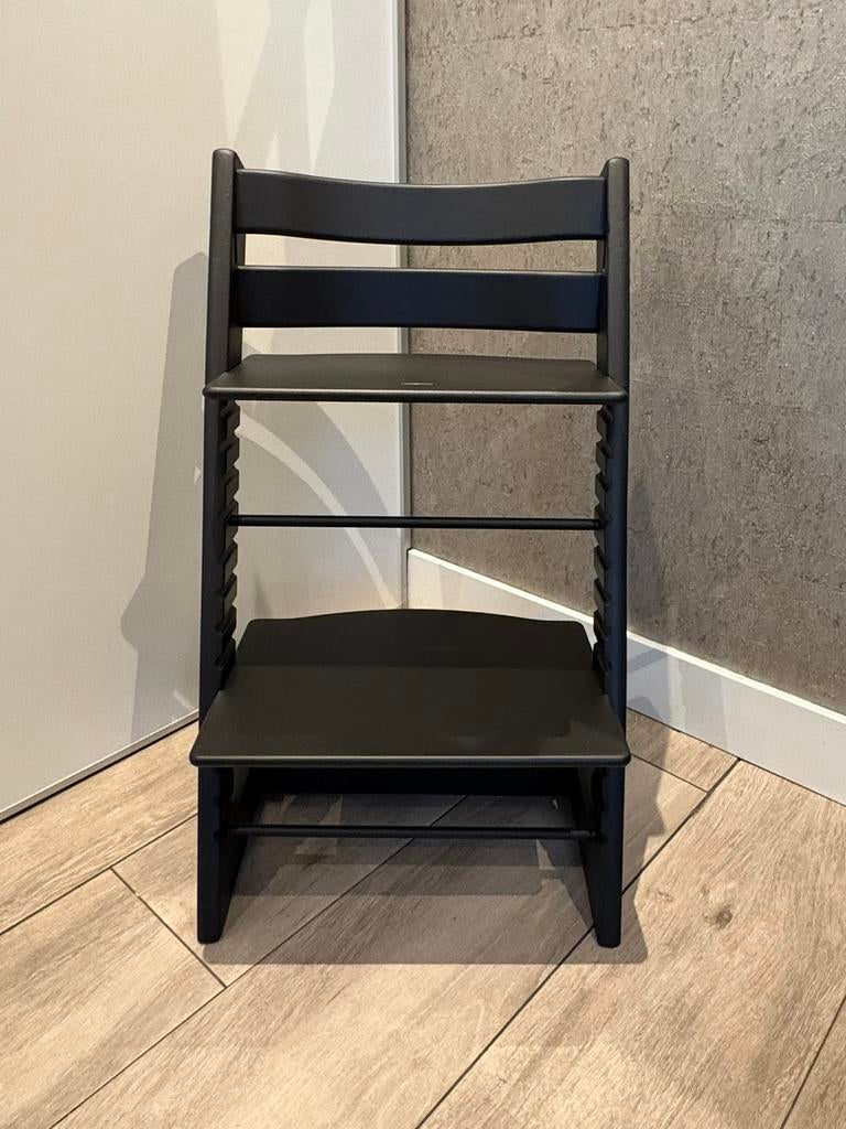 Nieuw model stokke tripp trapp stoel mat zwart zeer netjes, Kinderen en Baby's, Ophalen of Verzenden, Zo goed als nieuw, Meegroeistoel