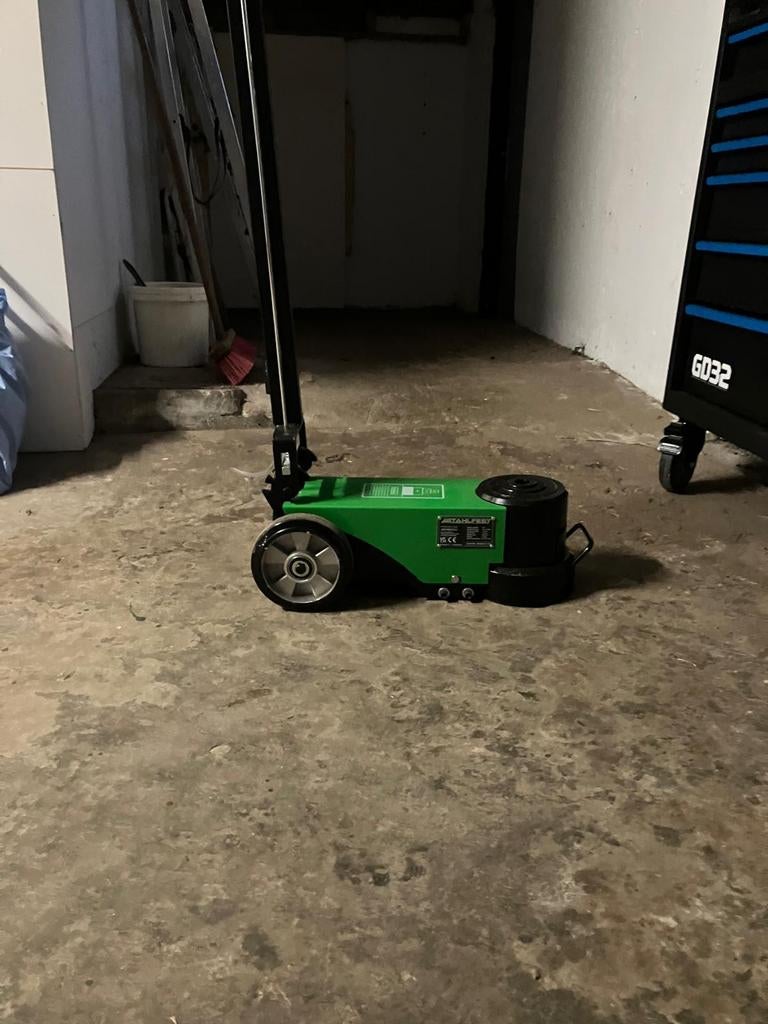 Stahlfest SF80THJ pneumatische hydraulische krik, Ophalen