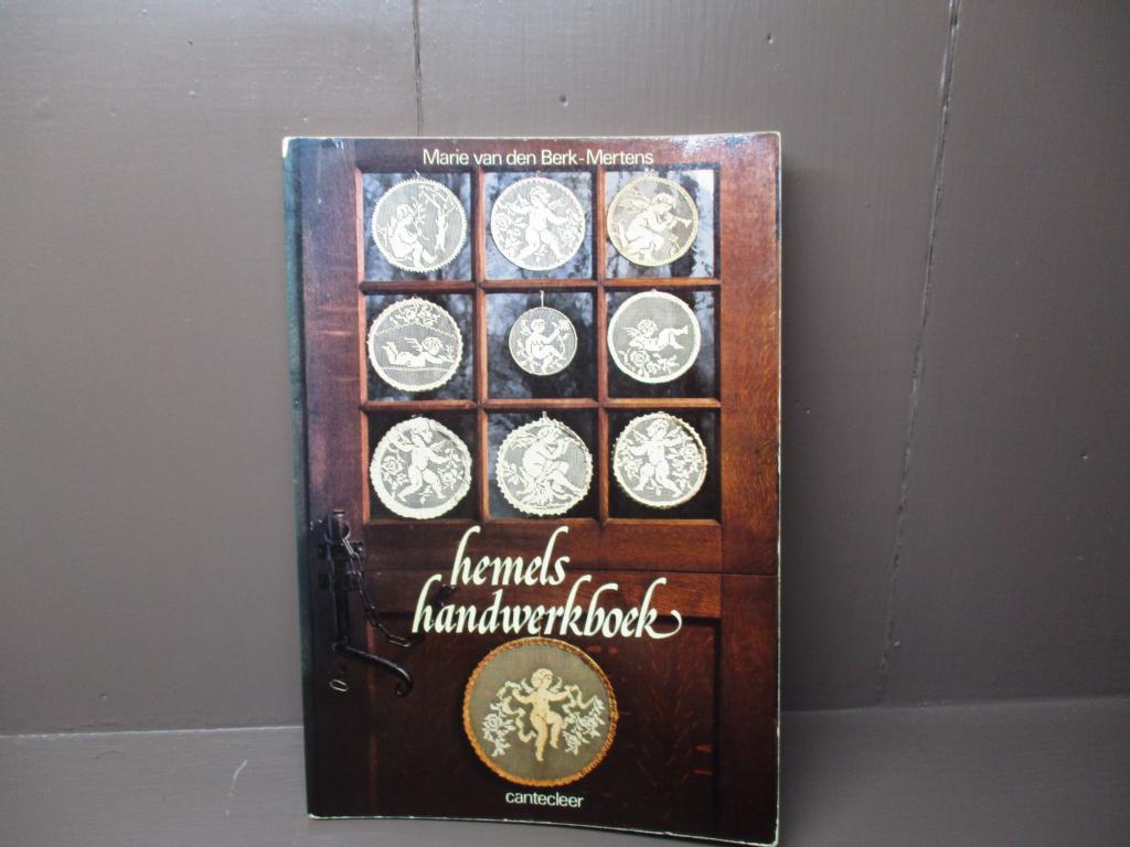 Hemels handwerkboek, Marie van den Brink-Mertens, Ophalen of Verzenden, Gelezen