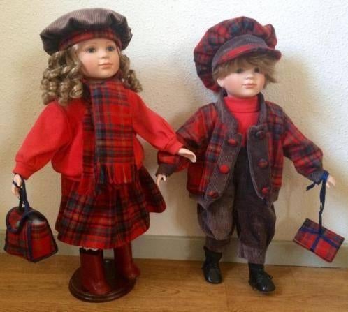 2 poppen jongen en meisje Rode kleding / 53 cm, Ophalen of Verzenden, Zo goed als nieuw, Pop