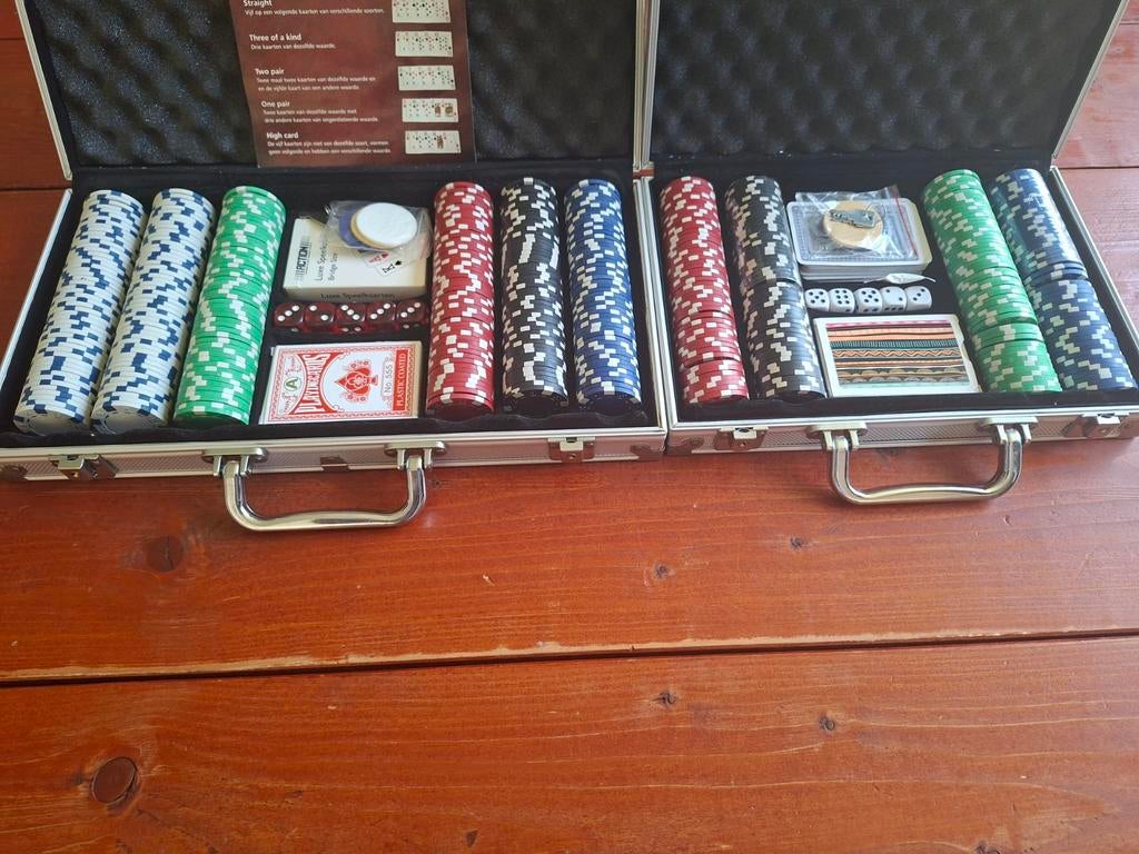 Z.g.a.n. 2 complete pokerkoffer voor 17,50 euro., Ophalen, Zo goed als nieuw