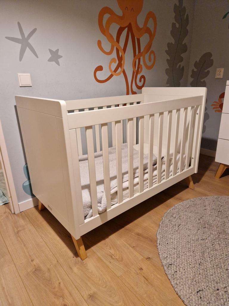 Bopita Lynn babykamer set – ledikant, commode & wandrek, Kinderen en Baby's, Kinderkamer | Complete kinderkamers, Ophalen, Gebruikt