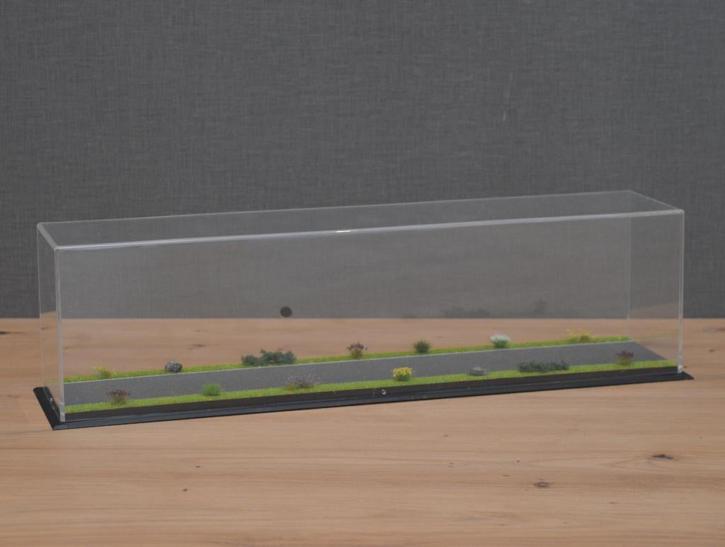 Dioramavitrine trekker+trailer, Asfalt (42x9x11cm), Ophalen of Verzenden, Nieuw, Bus of Vrachtwagen, Tekno