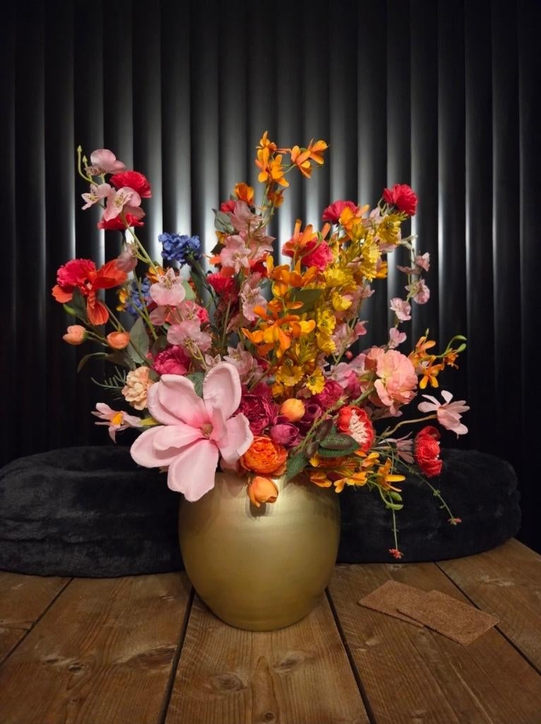 vaas met zijdebloemen, Ophalen of Verzenden, Nieuw, Inclusief kunstbloemen