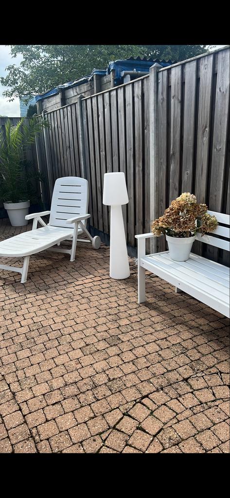 Ligstoel met beige kussen die is nieuw. 50 euro, Tuin en Terras, Ligbedden, Ophalen of Verzenden, Nieuw, Kunststof, Verstelbaar