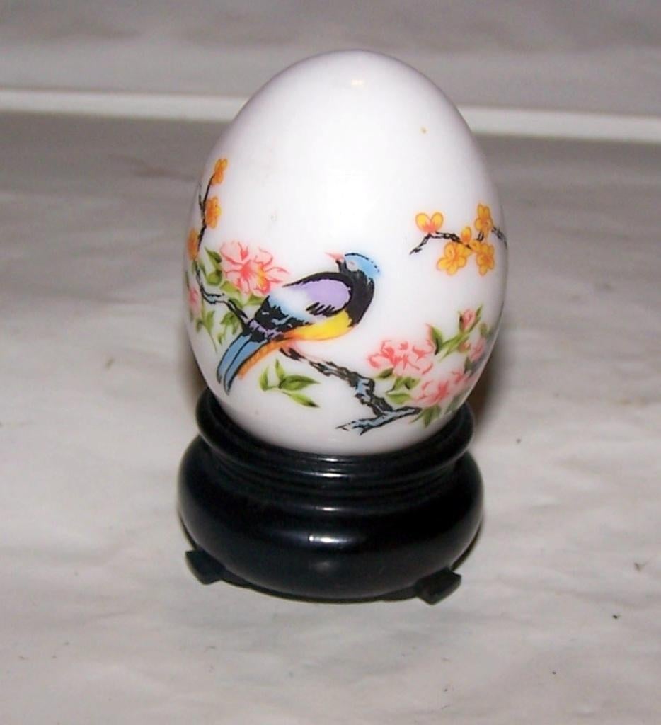 Mooie eivormige AVON porseleinen parfumflesje. Nieuwstaat., Verzamelen, Parfumverzamelingen, Ophalen of Verzenden, Zo goed als nieuw