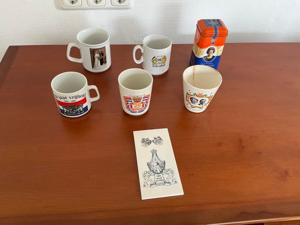 Koninklijk Huis bekers, geboortetegel en blik, Verzamelen, Ophalen of Verzenden, Gebruikt, Nederland, Servies