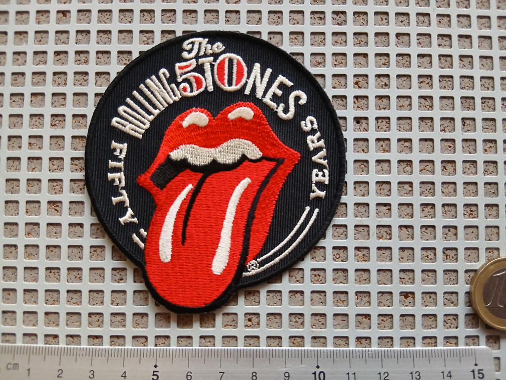The Rolling Stones mooie 2013 shaped logo patch 50 years, Verzamelen, Verzenden, Nieuw, Kleding
