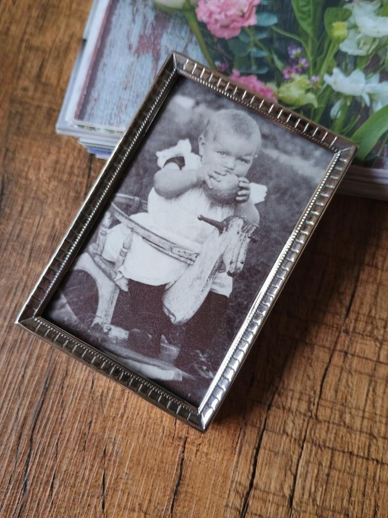 Klein oud verzilverd ! fotolijstje met bol glas ( nr.12), Antiek en Kunst, Curiosa en Brocante, Ophalen of Verzenden