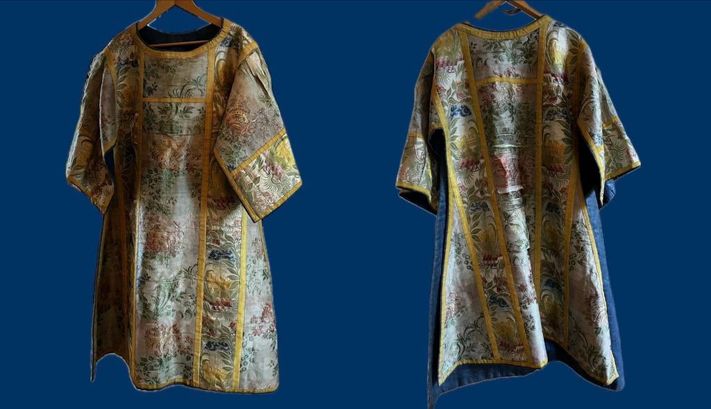 Antieke Kazuifel van Zijde met Bloemmotief, Ophalen