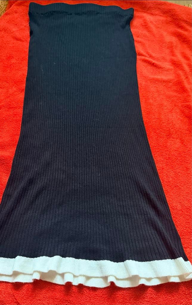 Gloednieuwe zwarte midirok met witte rand. H&M., Maat 38/40 (M), Zwart, Nieuw, Ophalen of Verzenden