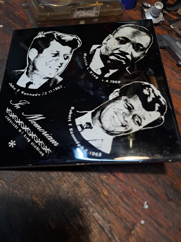 Herdenkingstegel King / Kennedy 1968, Ophalen of Verzenden, Zo goed als nieuw, Kaart, Foto of Prent