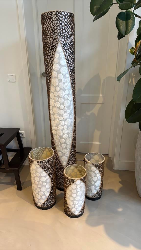 Vier indonesische schelpenlampen, Ophalen, Overige materialen, Gebruikt, 100 tot 150 cm