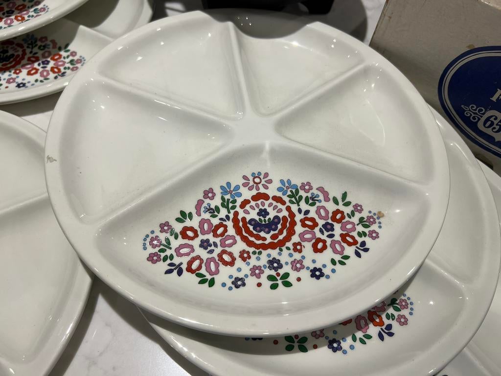 Le Creuset Fondueset Fleur, in nieuwstaat met 7 borden, Huis en Inrichting, Keuken | Potten en Pannen, Gietijzer, Ophalen of Verzenden