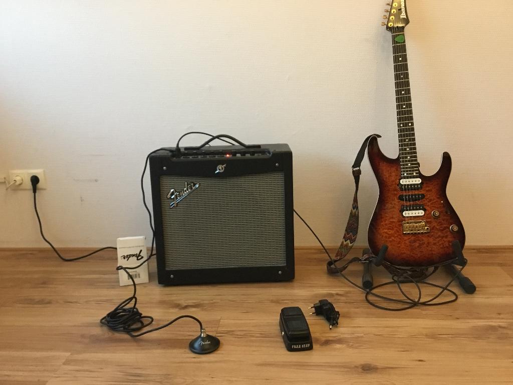 Fender Mustang 2 v2 amplifier + foot switch, Ophalen of Verzenden, Zo goed als nieuw, Overige typen