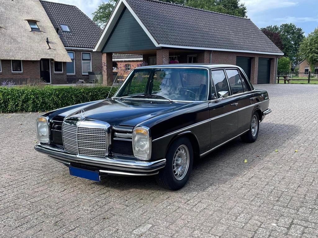 1972 Mercedes W115 restomod | 1.8 injectie M111 | Youngtimer, Automaat, Achterwielaandrijving, Zwart, 4 cilinders