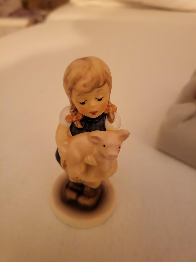 Hummel beeldje meisje met varken, Ophalen of Verzenden, Zo goed als nieuw