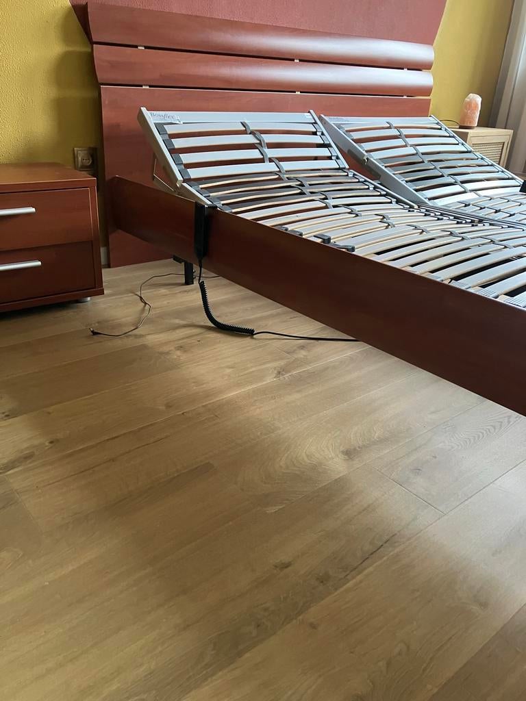 Lits-jumeaux met verstelbare bodems en nachtkastje, Huis en Inrichting, Slaapkamer | Bedden, Gebruikt, Tweepersoons, 90 cm, 200 cm