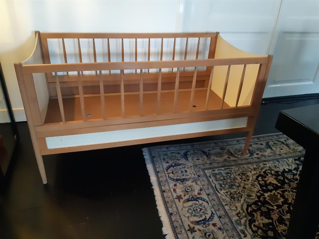 Vintage houten kinderbed ledikant bankje uit 1965, Ophalen of Verzenden, Gebruikt, Minder dan 140 cm, Minder dan 70 cm