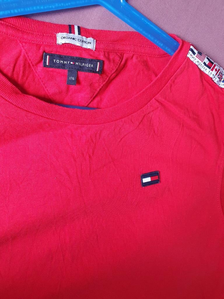 Tommy Hilfiger T-shirt Rood Maat 176 (S) 💫, Ophalen of Verzenden, Shirt of Longsleeve, Jongen, Tommy Hilfiger