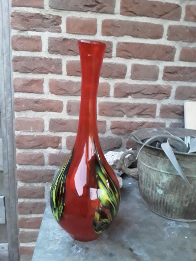 Rode glazen vaas, Huis en Inrichting, Woonaccessoires | Vazen, Ophalen of Verzenden, Minder dan 50 cm, Rood, Glas