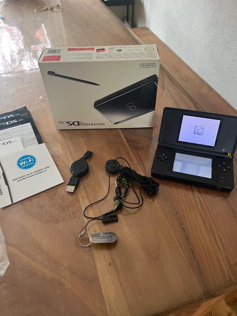 Nitendo DS lite, Spelcomputers en Games, Spelcomputers | Nintendo DS, Ophalen of Verzenden, Zo goed als nieuw, Zwart, DS Lite