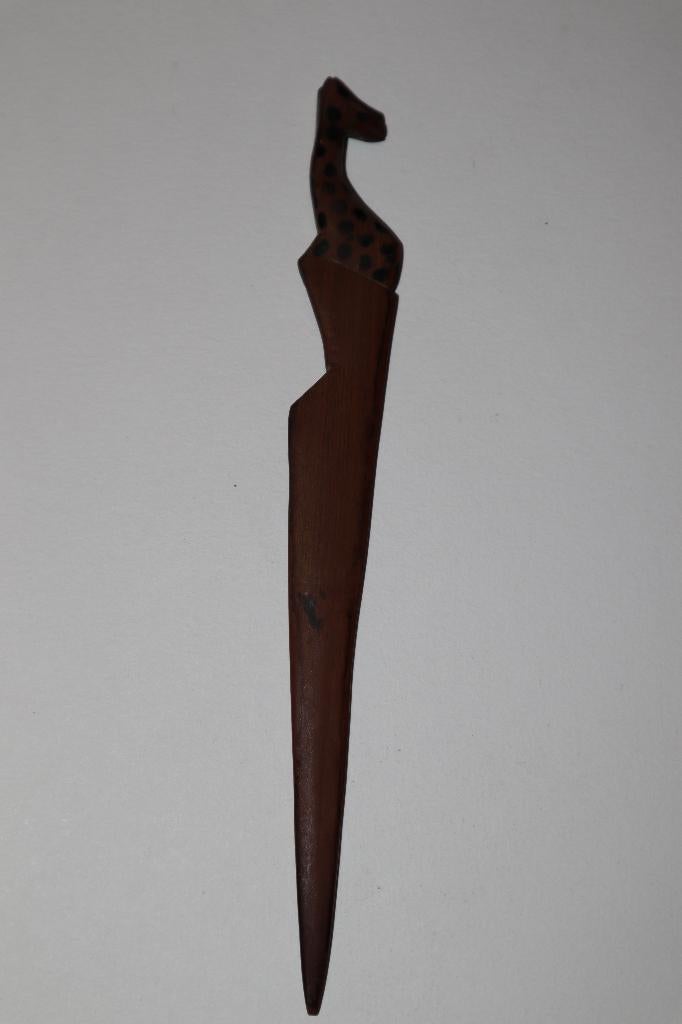 Briefopener houtsnijwerk Giraffe, Ophalen