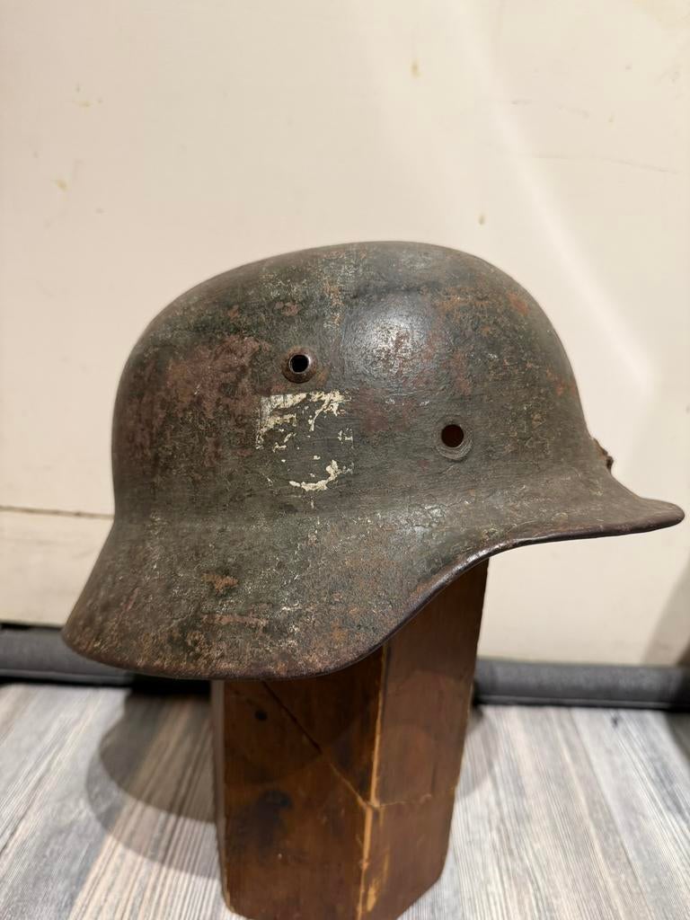 Duitse M35 Helmschaal Reissue SD XX? Battledamage groen WW2, Ophalen of Verzenden, Duitsland, Landmacht, Helm of Baret