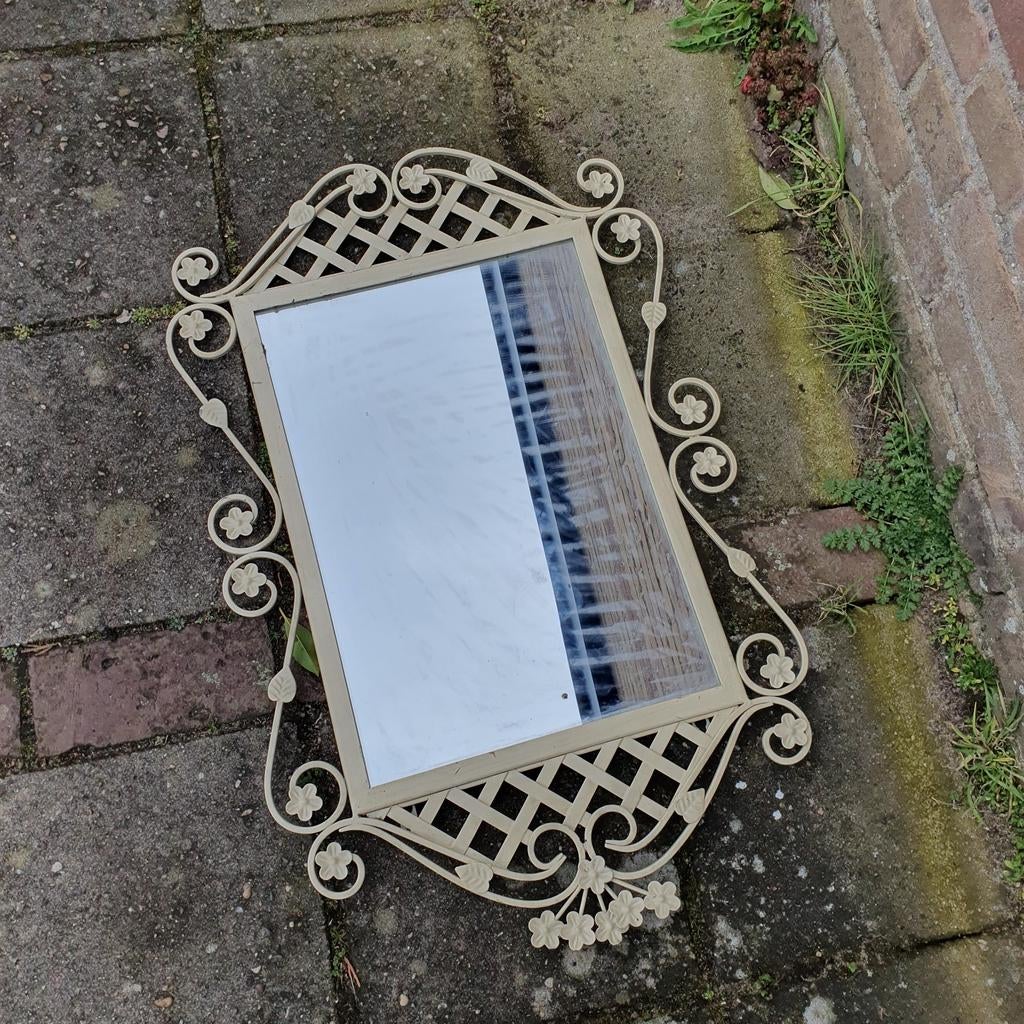 Vintage Crèmekleurige Metalen Spiegel met Bloemmotief, Ophalen, Gebruikt, Rechthoekig, 50 tot 75 cm