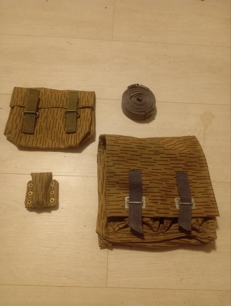 Tassen set ak47 magazijnen., Verzamelen, Ophalen of Verzenden, Landmacht, Nederland, Overige typen