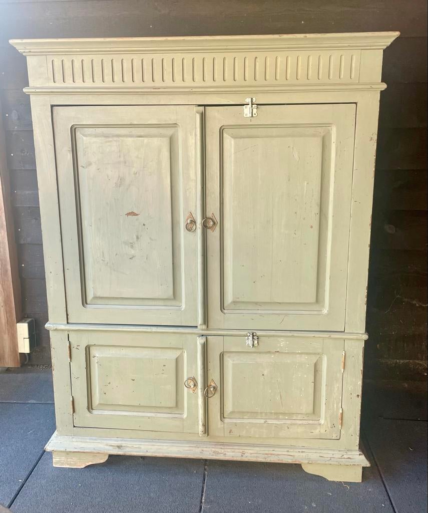 Grijze kast met vier deuren gratis af te halen, Ophalen, Gebruikt