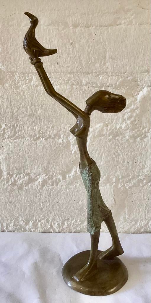 Bronzen beeld van de kunstenaar: Gandema. Vrouw met vogel., Ophalen of Verzenden